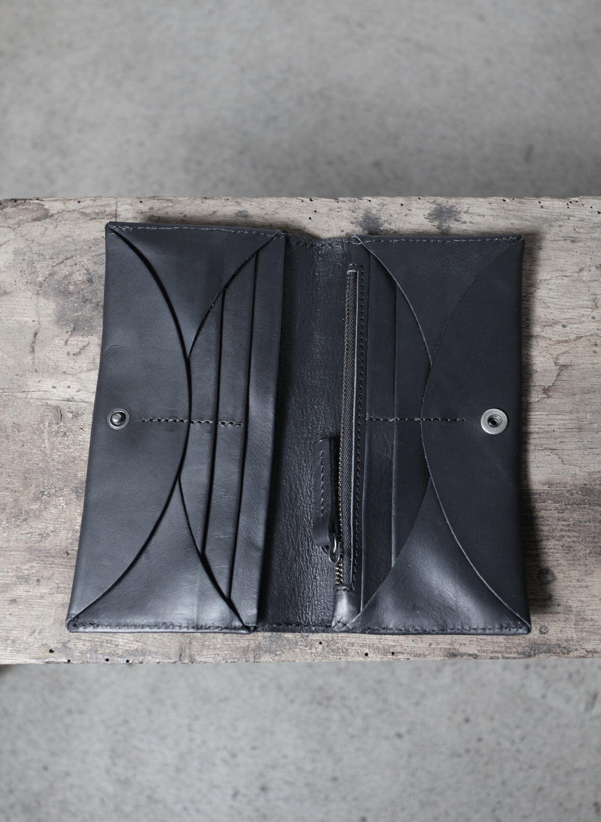 MINIMALISTIC WIDE WALLET black