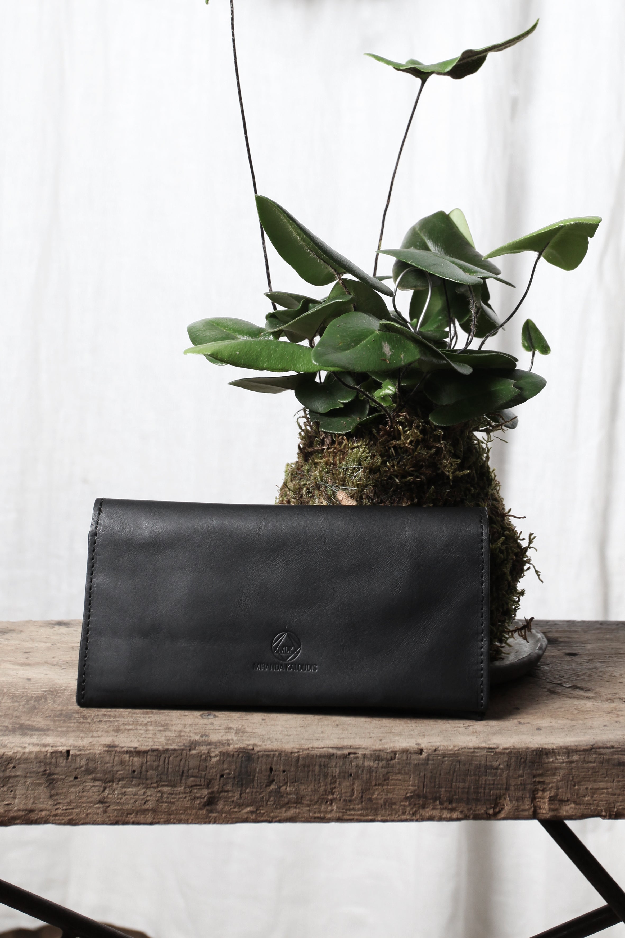 MINIMALISTIC WIDE WALLET black