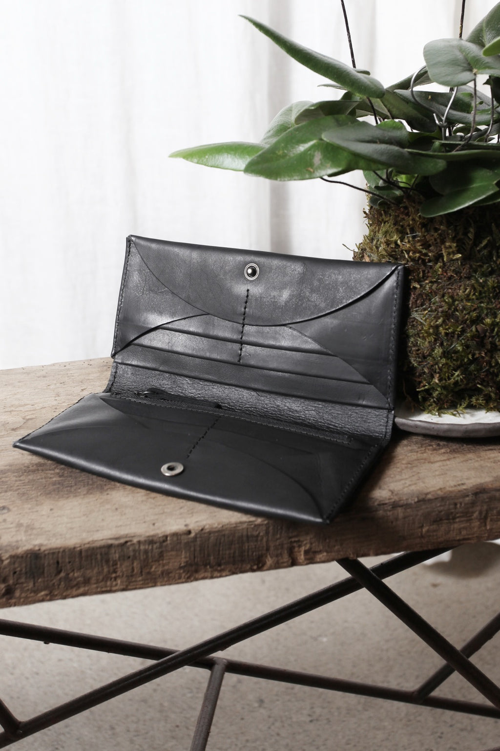 MINIMALISTIC WIDE WALLET black