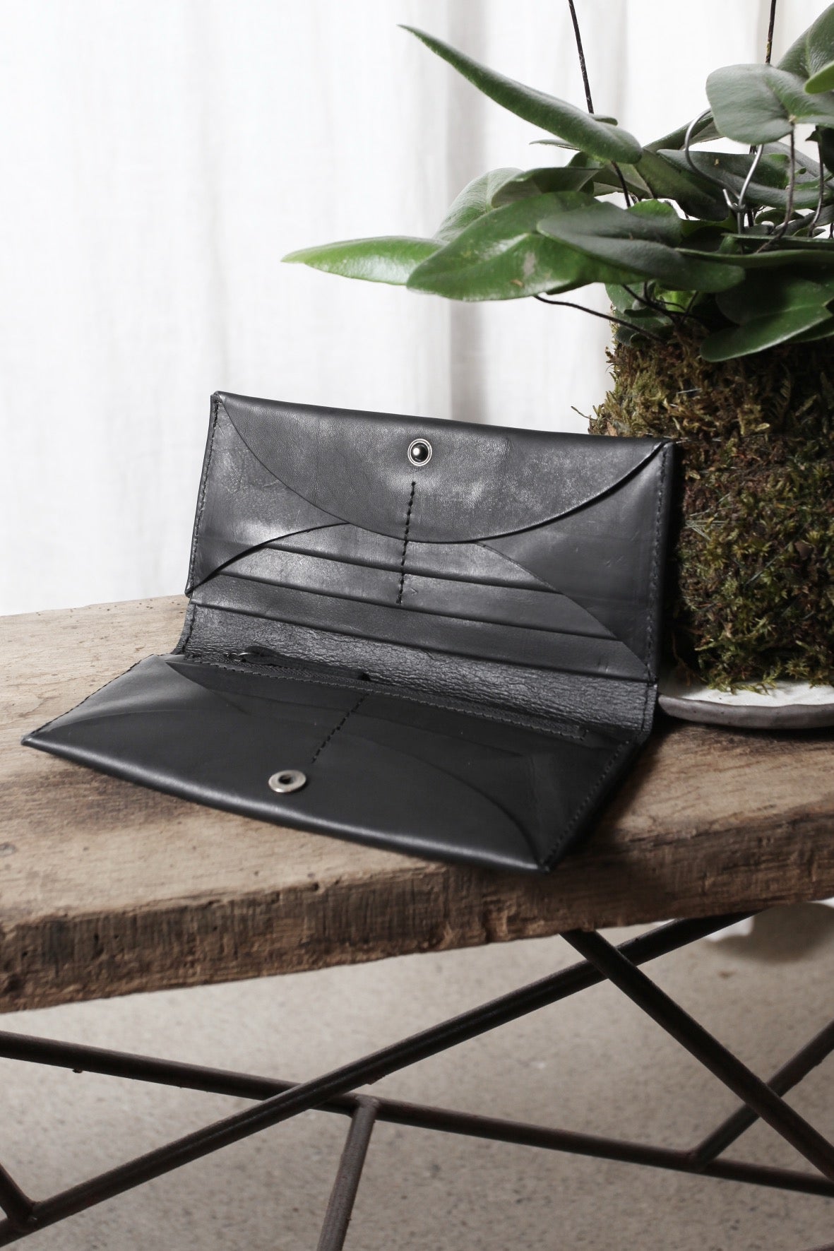 MINIMALISTIC WIDE WALLET black