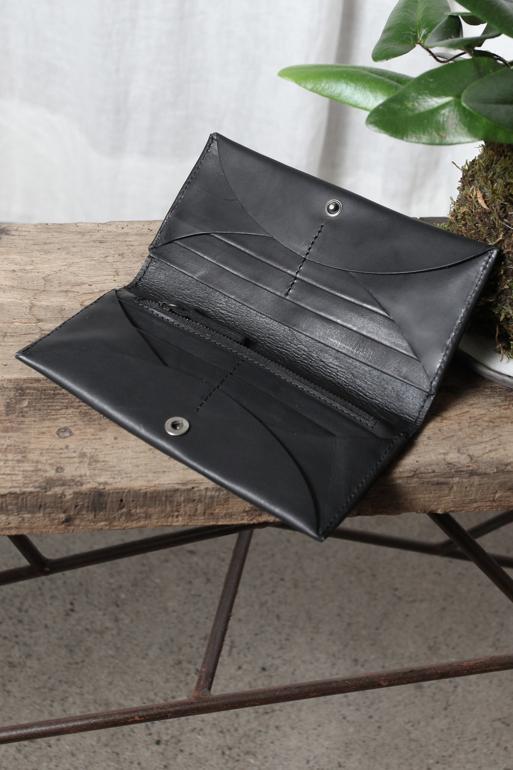 MINIMALISTIC WIDE WALLET black